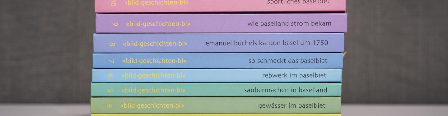 Alle Bände bild.geschichten.bl aufeinander gestapelt, nach Regenbogenfarben sortiert