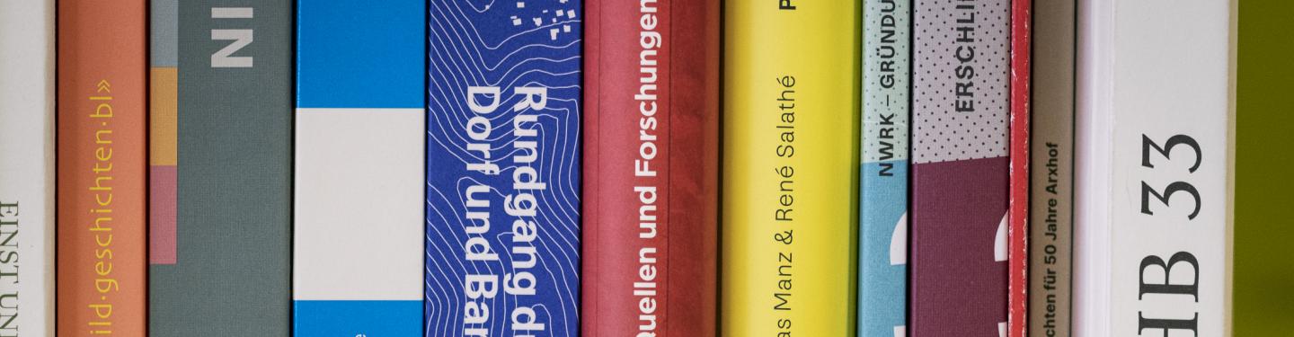 Buchrücken der Neuerscheinungen im Regal