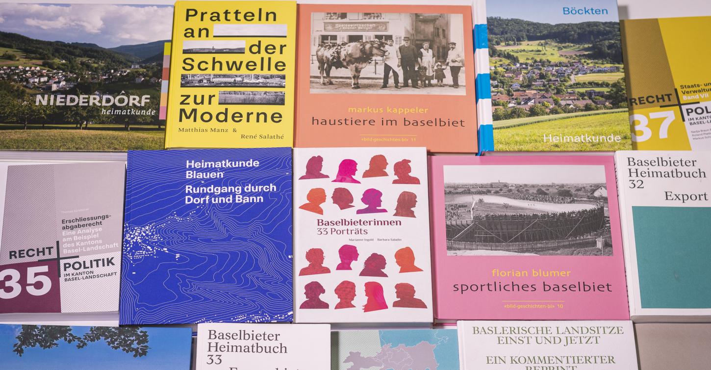 Publikation des Verlags Baselland auf dem Tisch ausgebreitet